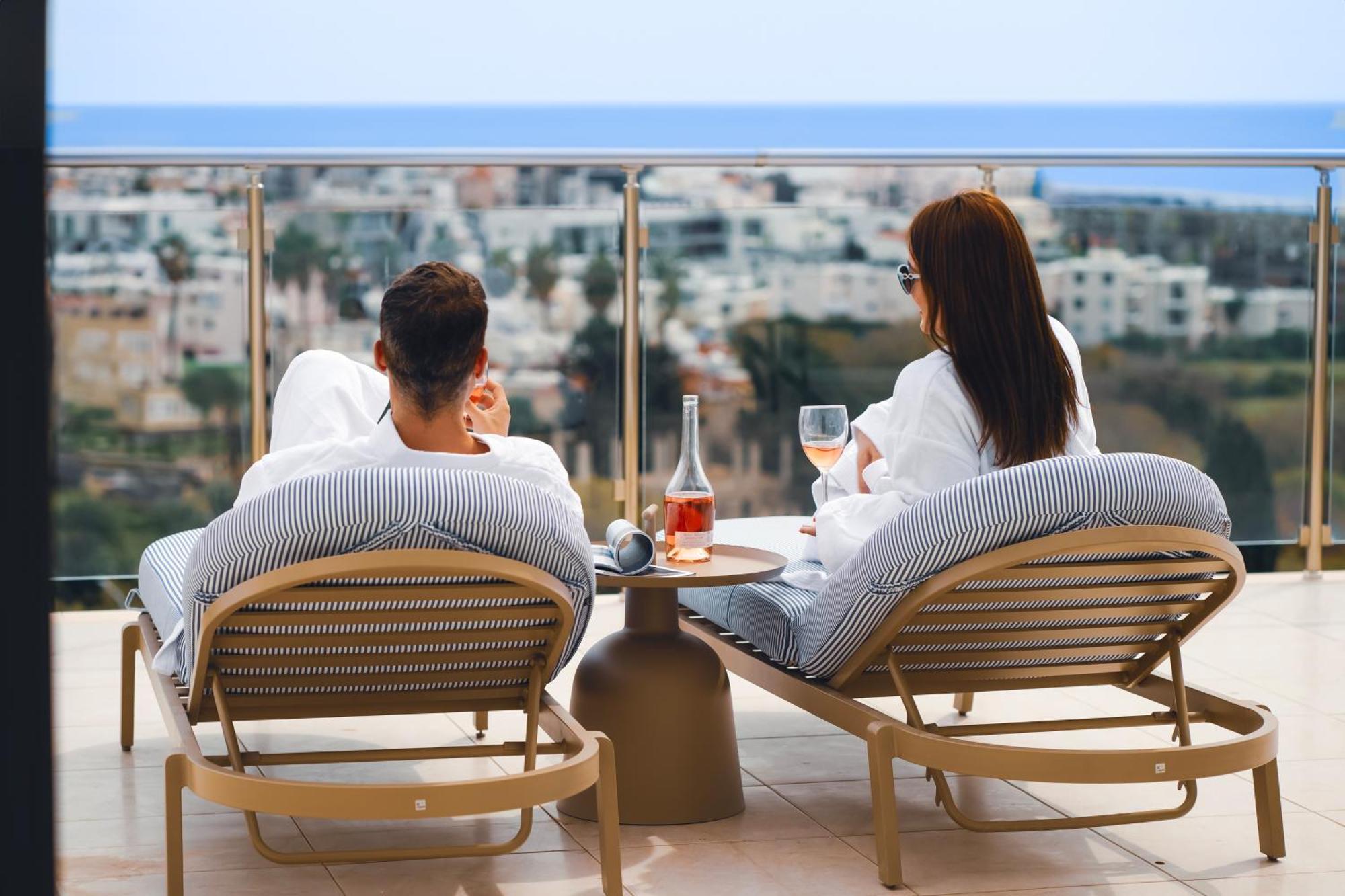 Wellclub - Wellness Family Experience - Seaview Hotell Paphos Exteriör bild