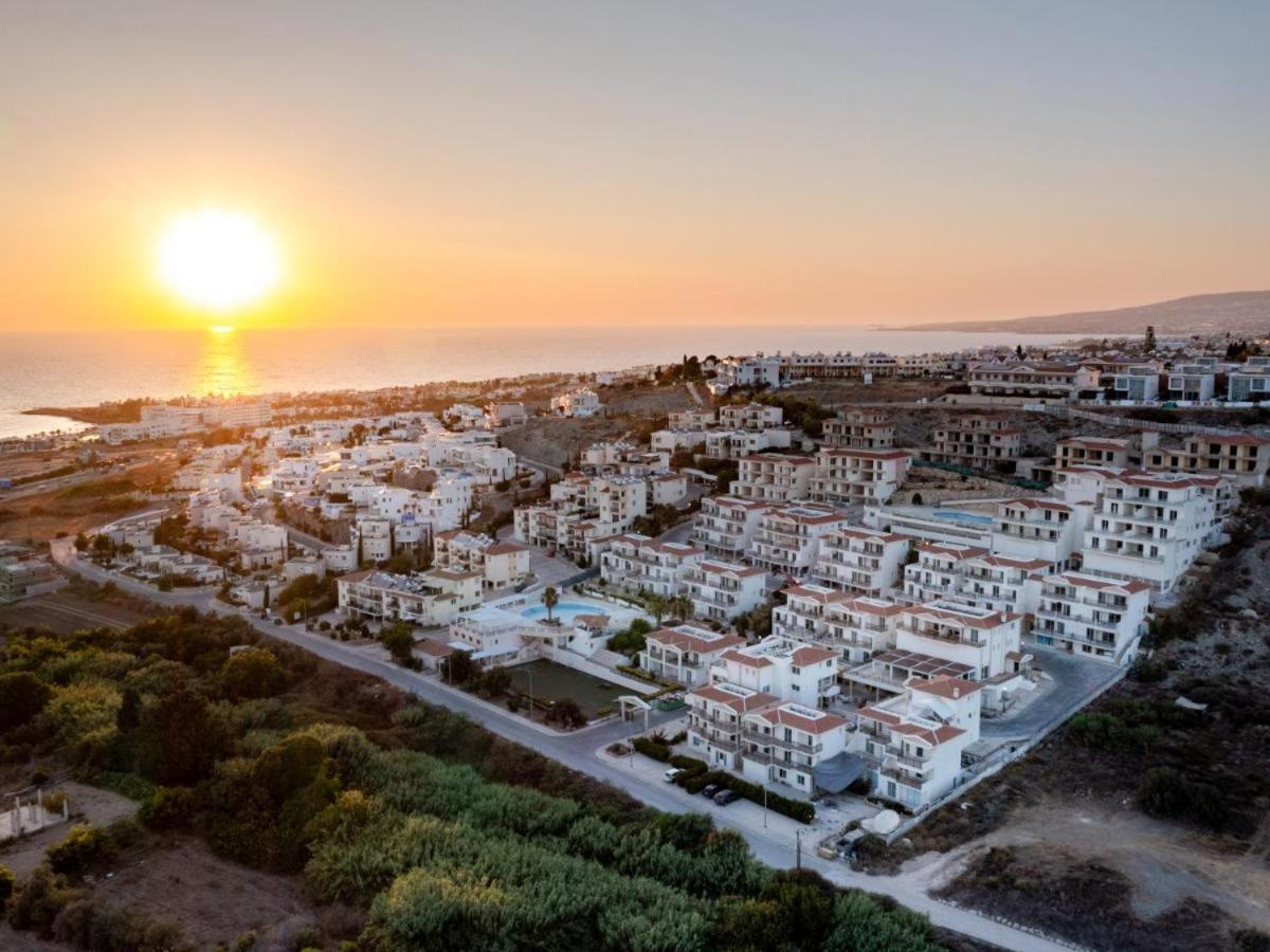 Wellclub - Wellness Family Experience - Seaview Hotell Paphos Exteriör bild