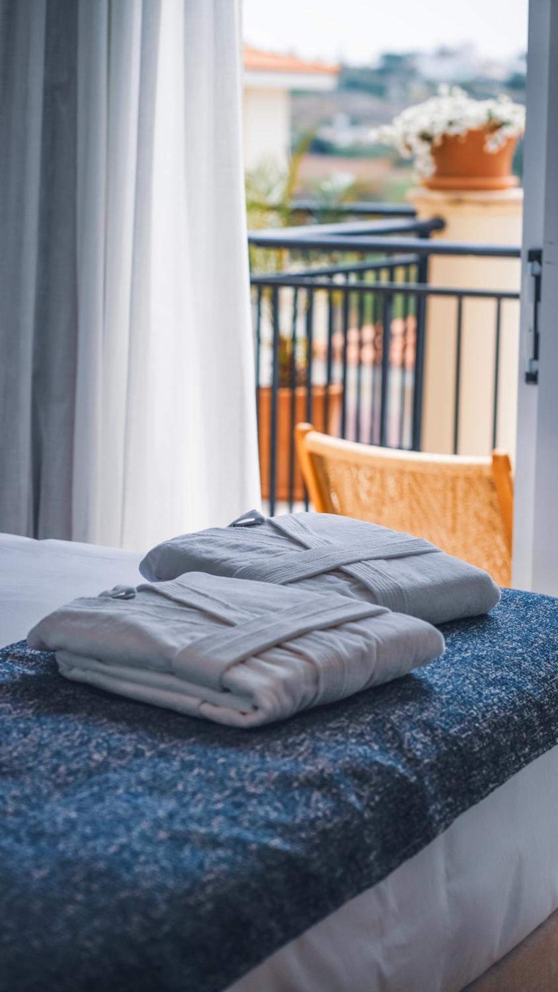 Wellclub - Wellness Family Experience - Seaview Hotell Paphos Exteriör bild